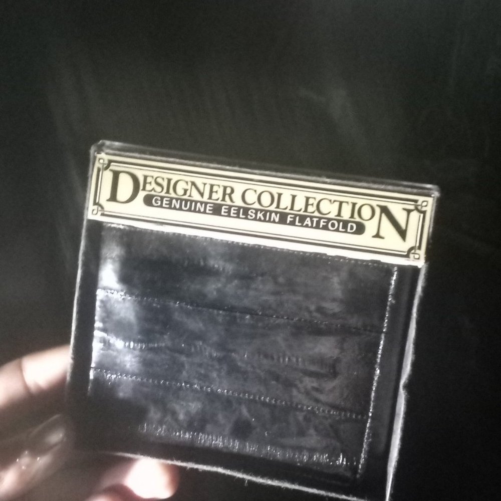 Designer collection genuine eelskin flatfold wallet